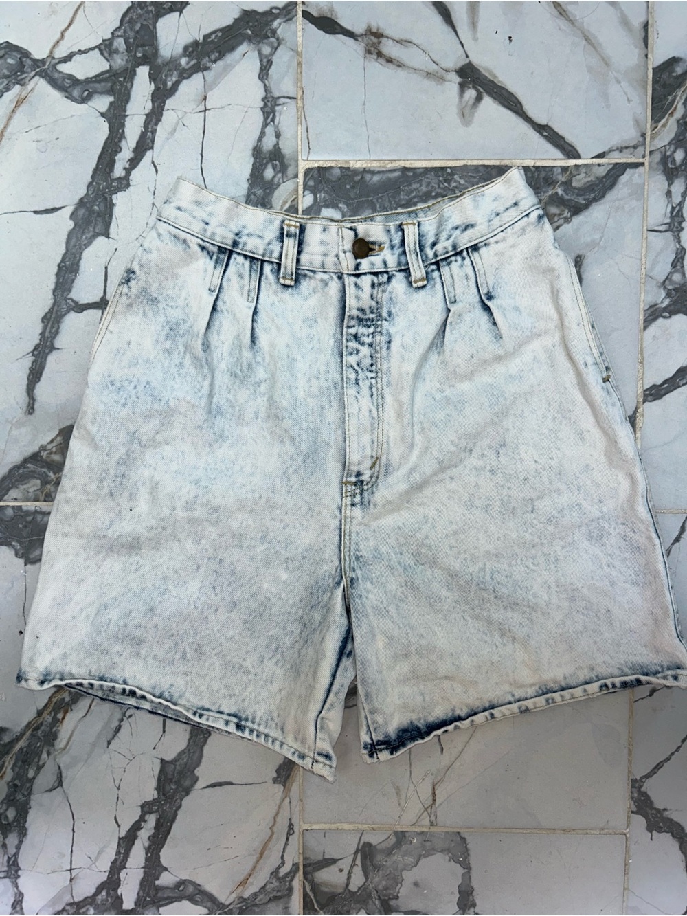 Vintage 90s Light Acid Wash Denim Jean Shorts - Classic High-Rise Style